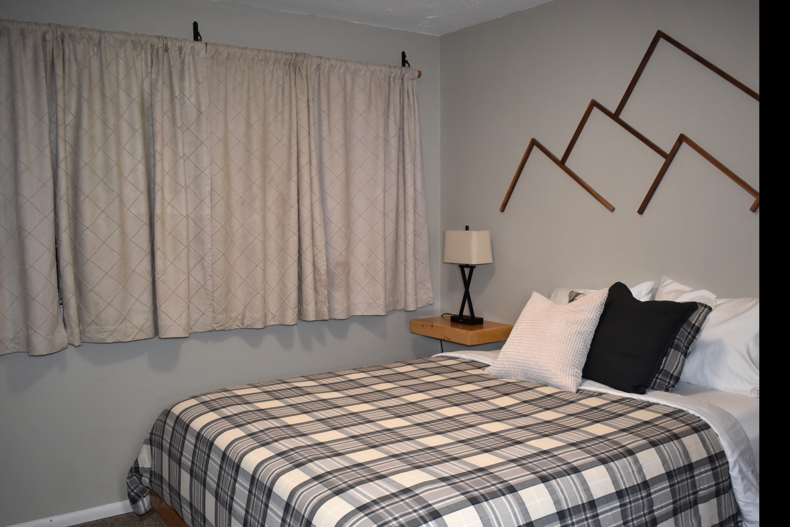 Montana Room at Three Peaks Lodge