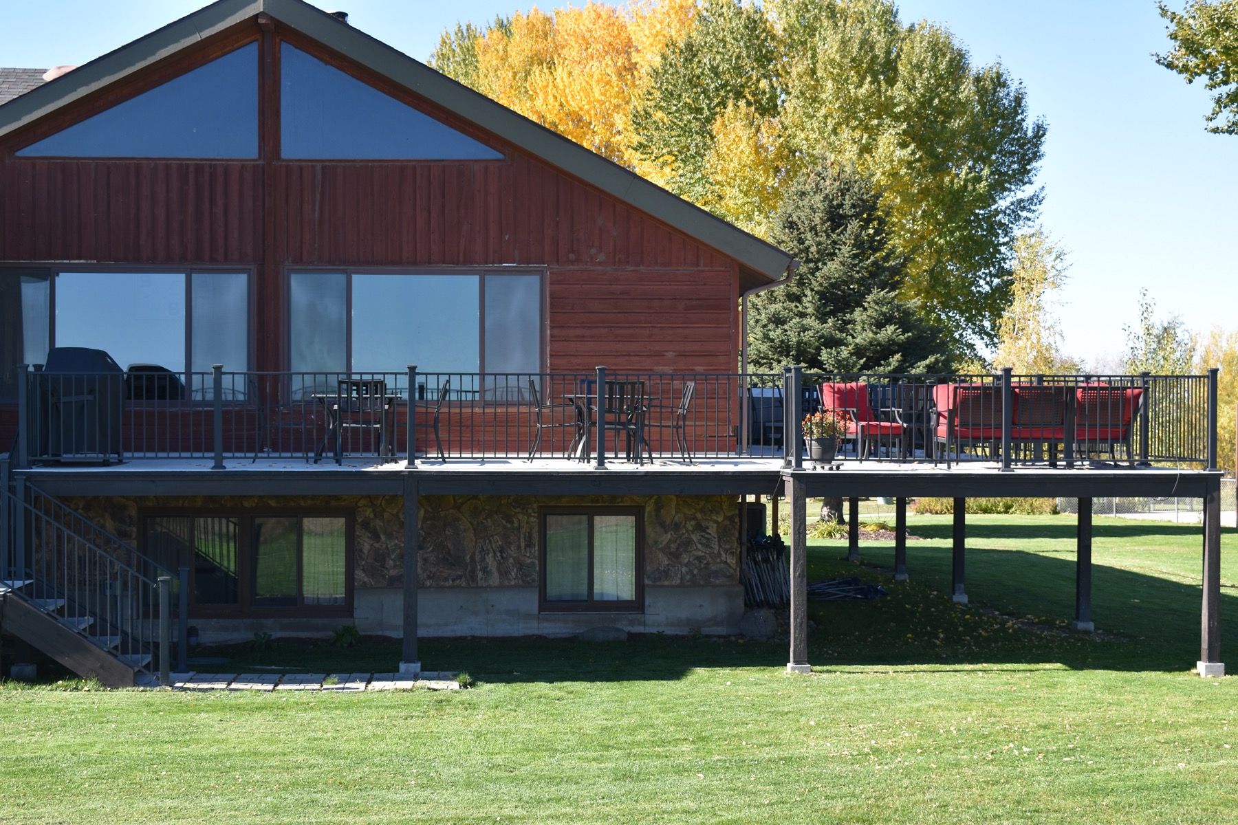Three Peaks Lodge exterior and grounds