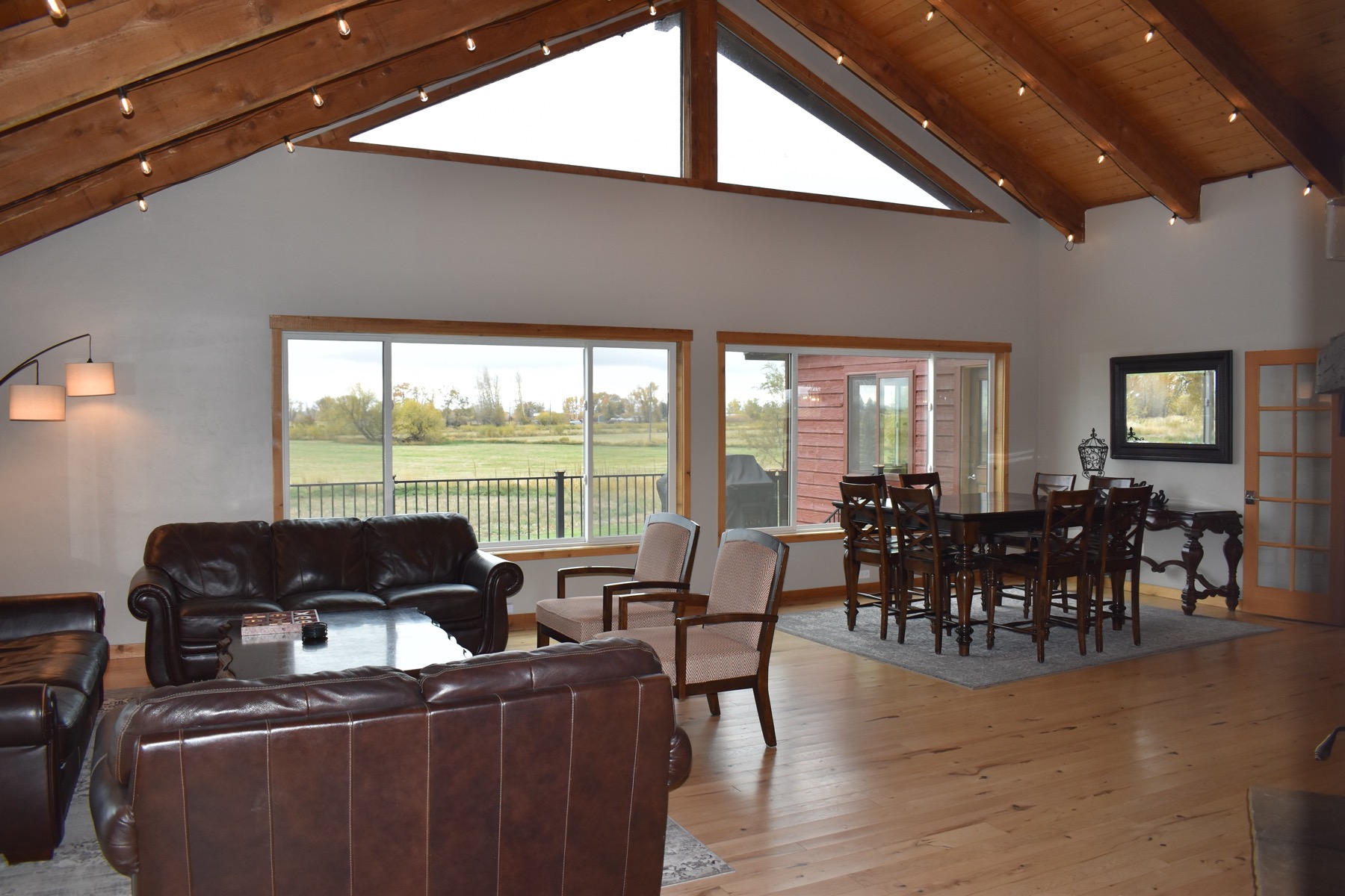 Spacious lodge great room with seating areas